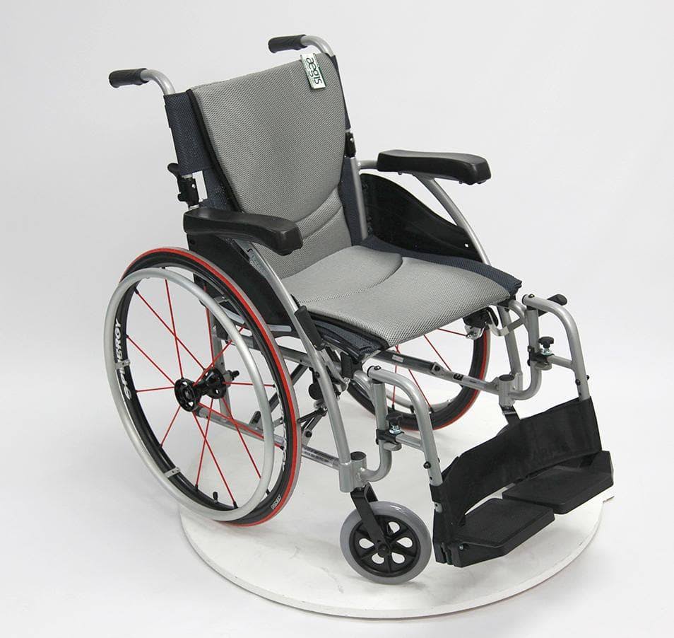Lightweight Ergonomic Wheelchair with Silver Seat O679217