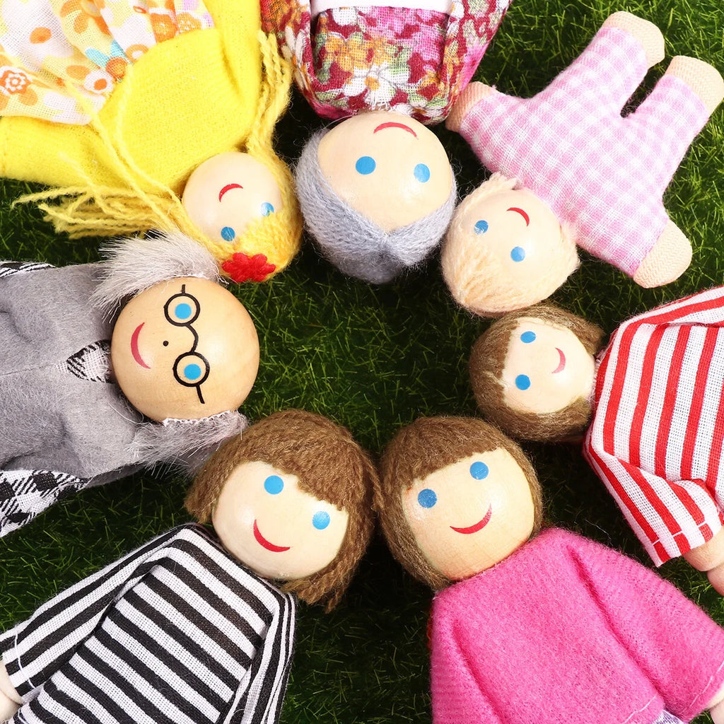 Wooden Dolls Playset Set of 7 People B1117